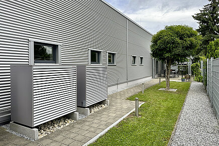 Zwei Au&szlig;eneinheiten der Biblock-W&auml;rmepumpen